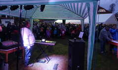 náš zvukař a za ním pná louka návštěvníků