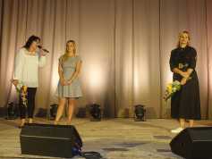 Poděkování a předání kytiček