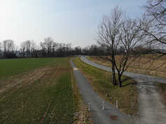 Cyklostezka u silnice na Kujavy (foto R. Morys 03/2021)