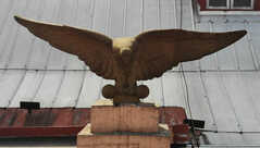 Socha Sokola nad vchodem Sokolovny (foto R. Morys 03/2021)