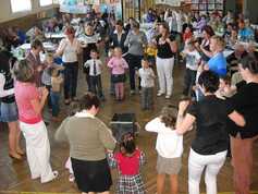 ...při tanci s maminkami