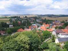 Výhled z kostelní věže na horní konec obce v roce 2011
