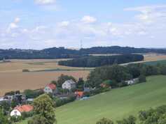 Pohled z kostelní věže na rozhlednu u Bílova