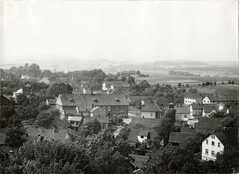 ... a v roce 1974, uprostřed s budovou fojtství