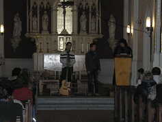 Petra po úvodním přivítání předává klukům "žezlo"