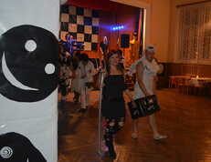 anděl s čertem nesou "basu"