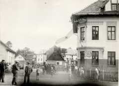 10.10. 1938 - občané očekávají na křižovatce německé vojsko