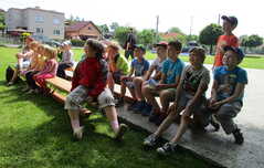 děti přihlížely divadelnímu představení