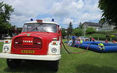 Hasičské auto napouštějící bazén všechny přilákalo