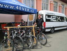 Standa rozbalil svůj stánek s koly 4ever