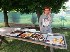 Verča Silberová zase stánek se svými vynikajícími zákusky