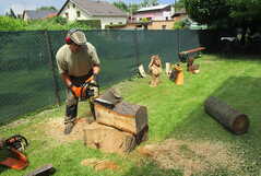 pan řezbář pracuje na botě ze dřeva