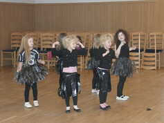 připraveny měly dva tanečky