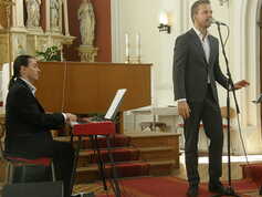 na klavír doprovází Vlastimil Šmída