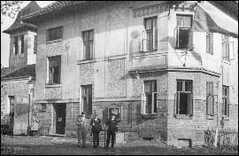 1945 - občanská milice hlídá na křižovatce vracející se Němce