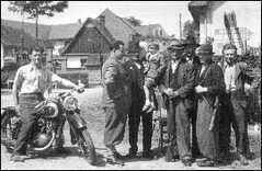 1945 - ozbrojená milice na křižovatce po válce