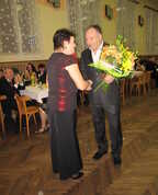 Rosťa děkuje Lidušce za celoroční práci a perfektní vedení soutěže