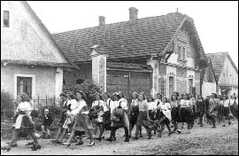 1945 - průvod mládeže po osvobození obce do Bílovce