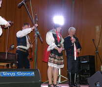 Jožka předává Petře jako dárek své CD