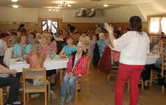 Petra vítá ženy a informuje o celém večeru