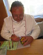 Peťa Simkanič tvoří krásné květinové vzory z ovoce a zeleniny