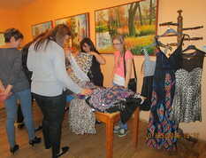 Paní Romana měla u svého krámku s oblečením pořád plno