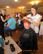 kadeřnice Zuzka i kosmetička Renáta měly pořád plné ruce práce