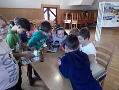 děti prohlížejí fotografie